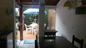cocina con mesa y sombrilla en el patio en Casa em condomínio, en Barra do Sahy