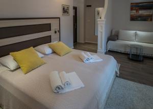 Postel nebo postele na pokoji v ubytování JR Luxury Guesthouse