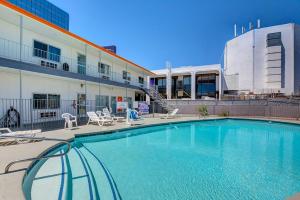 una gran piscina frente a un edificio en Siegel Select LV Strip-Convention Center, en Las Vegas