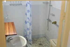 une salle de bain avec une douche, des toilettes et un lavabo dans l'établissement Les Merveilleux Flots de la Mer, à Deshaies 31 autres photos