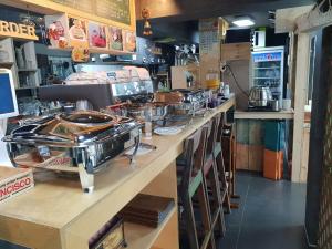 白色小屋酒店的厨房或小厨房