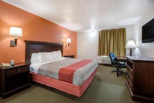 una habitación de hotel con una cama y un escritorio en Motel 6-Marion, IL, en Marion