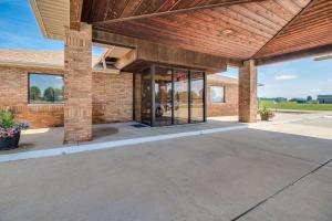 a brick building with a glass entry door at Motel 6-Marion, IL in Marion