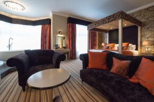 ein Wohnzimmer mit 2 Sofas und einem Bett in der Unterkunft Best Western Plus Burlington Hotel in Folkestone