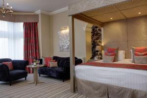 een hotelkamer met een bed en een woonkamer bij Burlington Hotel, BW Premier Collection by Best Western in Folkestone +76 foto's