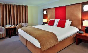 Postel nebo postele na pokoji v ubytování Best Western Plus Dunfermline Crossford Keavil House Hotel