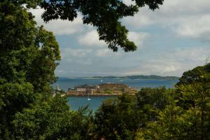 uma vista de um corpo de água com barcos nele em Best Western Hotel de Havelet em St Peter Port