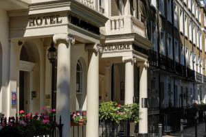 een gebouw met zuilen en bloemen ervoor bij Best Western Plus Delmere Hotel in Londen