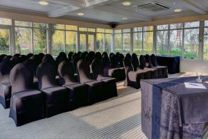 einen Konferenzraum mit Stühlen, einem Tisch und Fenstern in der Unterkunft Quy Mill Hotel & Spa, Cambridge in Cambridge + 95 Fotos