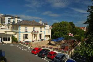 un edificio con coches estacionados en un estacionamiento en Best Western Hotel de Havelet, en St. Peter Port