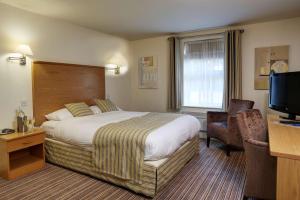 Un pat sau paturi într-o cameră la Best Western Plus Sheffield Mosborough Hall Hotel