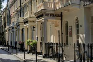 un edificio con una valla negra delante de él en Best Western Plus Delmere Hotel en Londres