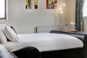 Łóżko lub łóżka w pokoju w obiekcie Best Western Wakefield Hotel St Pierre