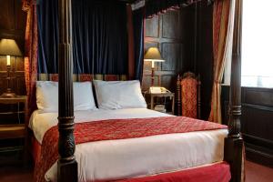 The Rose & Crown Hotel, Sure Hotel Collection by Best Western tesisinde bir odada yatak veya yataklar