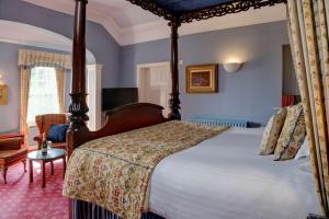 a bedroom with a large bed in a room at Best Western Sysonby Knoll Hotel in Melton Mowbray +95 photos