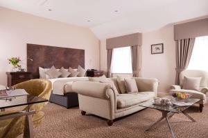 um quarto de hotel com uma cama, um sofá e cadeiras em Best Western Premier Doncaster Mount Pleasant Hotel em Doncaster