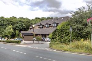 una casa al lado de una carretera en Hotel St Pierre, Sure Hotel Collection by Best Western, en Wakefield