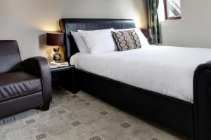 Łóżko lub łóżka w pokoju w obiekcie Best Western Wakefield Hotel St Pierre