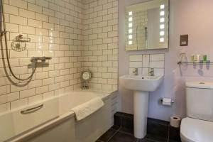 Bilik mandi di Best Western Plus Oaklands Hotel