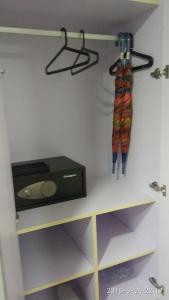 une étagère avec une radio et un parapluie dans l'établissement Abreeza Studio by Lustra, à Davao