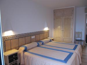 1 dormitorio con 1 cama grande en una habitación en Virgen del Mar Holidays, en Mojácar