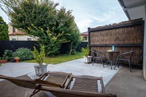 eine Terrasse mit Stühlen und einem Tisch im Hinterhof in der Unterkunft Clive Studios in Clive