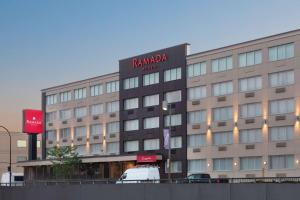 un edificio con un cartel que dice hotel Rambala en Ramada Plaza by Wyndham Montreal, en Montreal