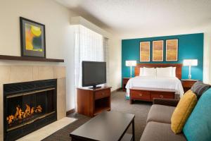 Μια τηλεόραση ή/και κέντρο ψυχαγωγίας στο Hawthorn Suites by Wyndham Tinton Falls