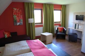 TV a/nebo společenská místnost v ubytování Gasthof Linden & Wildkräuterhotel