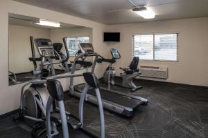 Centrum fitness w obiekcie AmericInn by Wyndham Belle Fourche