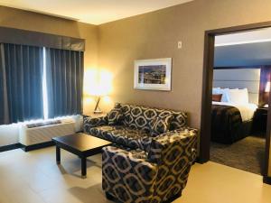 Et sittehjørne på Wingate by Wyndham Kamloops
