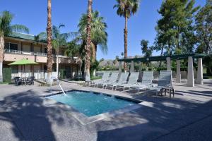 Bazén v ubytování Travelodge by Wyndham Palm Springs nebo v jeho okolí