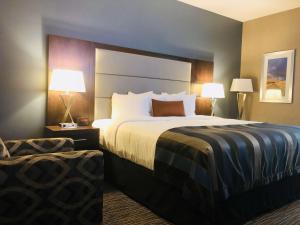 En eller flere senger på et rom på Wingate by Wyndham Kamloops