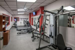 Das Fitnesscenter und/oder die Fitnesseinrichtungen in der Unterkunft Ramada by Wyndham Cedar Rapids