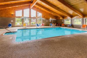 uma grande piscina num edifício com um tecto grande em AmericInn by Wyndham Duluth South Proctor Black Woods Event Ctr em Duluth