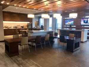 Area lounge atau bar di Wingate by Wyndham Kamloops