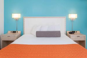 Ein Bett oder Betten in einem Zimmer der Unterkunft Howard Johnson by Wyndham Mystic