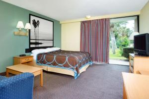 Katil atau katil-katil dalam bilik di Super 8 by Wyndham St. Augustine +12 gambar