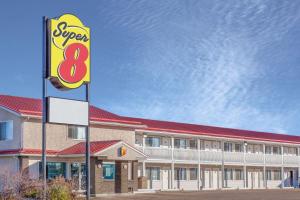 Majutusasutuses Super 8 by Wyndham Stettler olev sertifikaat, autasu, silt või muu dokument