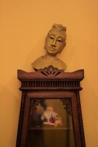 een beeld van een hoofd in een spiegel bij Chez Pom in Chiang Mai