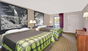Llit o llits en una habitació de Super 8 by Wyndham Athens