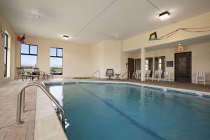 uma piscina num quarto de hotel com um hotel em Super 8 by Wyndham Perryville em Perryville