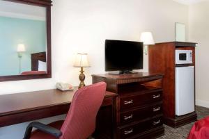 A television and/or entertainment centre at Ramada by Wyndham Pelham