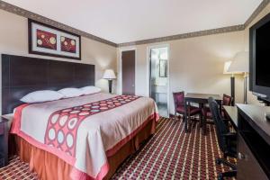 um quarto de hotel com uma cama e uma secretária em Super 8 by Wyndham Old Saybrook em Old Saybrook