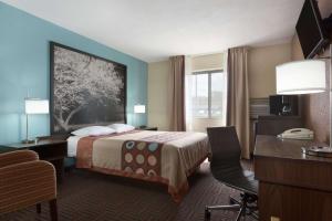 Super 8 by Wyndham Mount Vernon, IL في جبل فيرنون: غرفة في الفندق مع سرير ومكتب