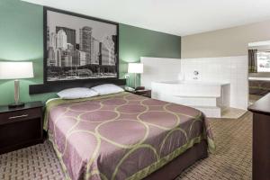 Säng eller sängar i ett rum på Super 8 by Wyndham Mundelein/Libertyville Area