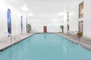 ein großer Pool mit blauem Wasser in einem Gebäude in der Unterkunft Super 8 by Wyndham Conway in Conway