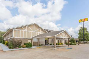 een gebouw met een bord ervoor bij Super 8 by Wyndham Bentonville in Bentonville