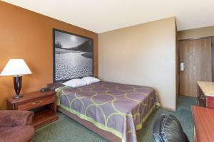 Säng eller sängar i ett rum på Super 8 by Wyndham Poplar Bluff Missouri