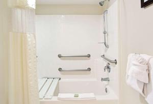 uma casa de banho com um WC e um chuveiro em Super 8 by Wyndham Orlando International Drive em Orlando